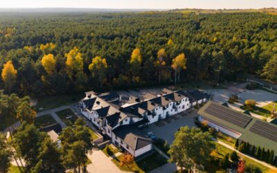 JESIENNY PORANEK W LESIE OBOK HOTELU