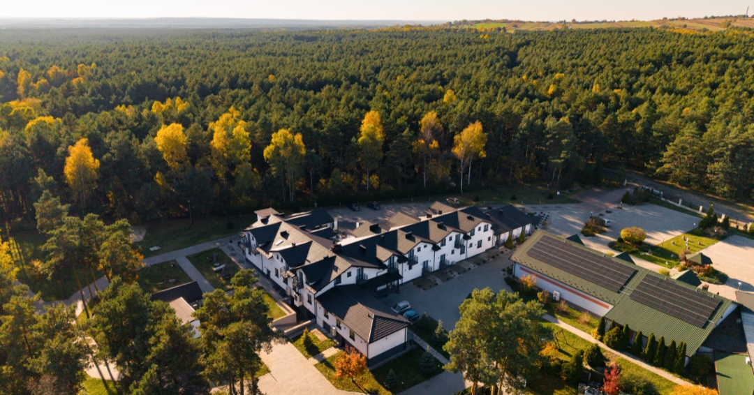 JESIENNY PORANEK W LESIE OBOK HOTELU