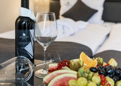 Wino Jurajskie i talerz owoców w pokoju Hotelu Jurajski Kryształ – powitanie w ramach pakietu pobytowego
