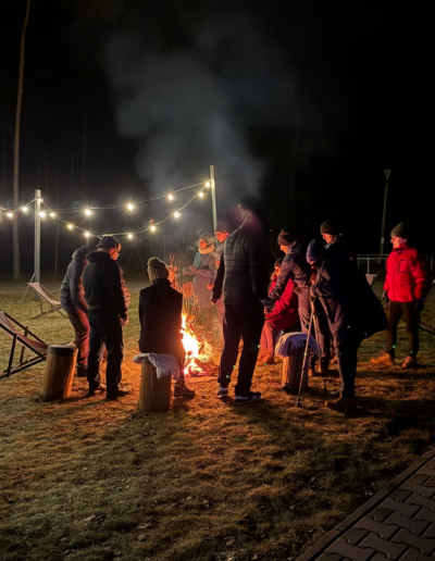 Goście piekący kiełbaski nad ogniskiem w pierwszy dzień świąt Bożego Narodzenia, Hotel Jurajski Kryształ