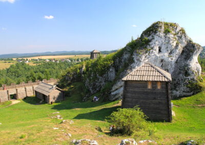 Drewniana rekonstrukcja dawnego grodu wkomponowana w masyw wapiennych skał na Górze Birów