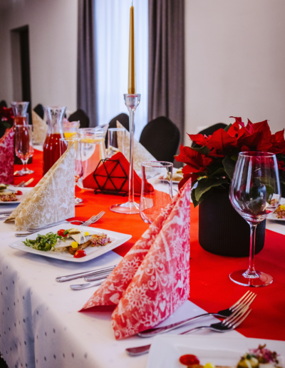 Sala eventowa przygotowana na wigilię firmową do 110 osób